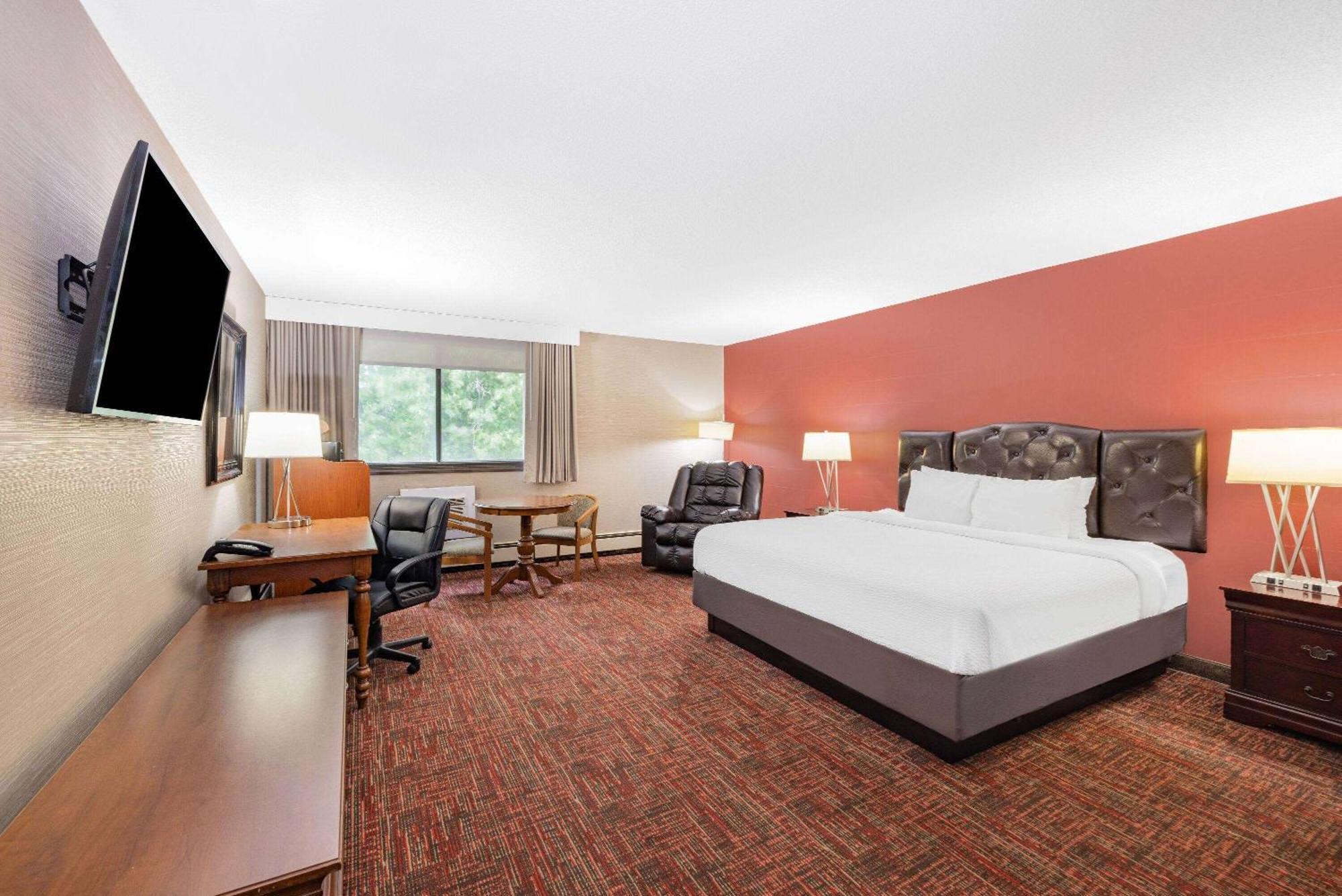 Hotel Ramada By Wyndham Grand Forks