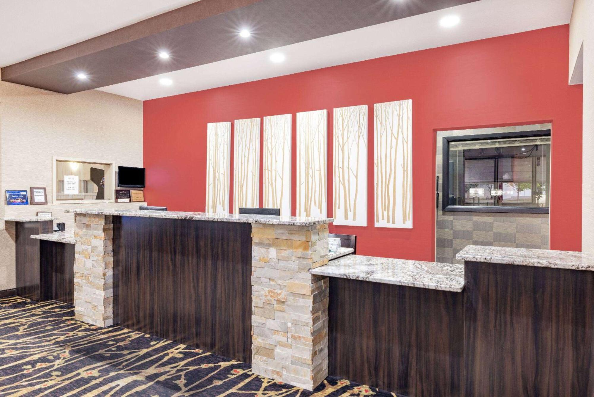 Hotel Ramada By Wyndham Grand Forks